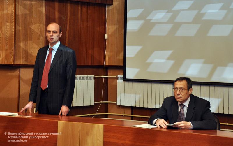 14.05.10 Вручение свидетельств о присуждении студенческих грантов по итогам Дней студенческой науки, фотография: В. Кравченко