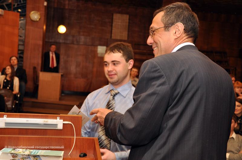 14.05.10 Вручение свидетельств о присуждении студенческих грантов по итогам Дней студенческой науки, фотография: В. Кравченко