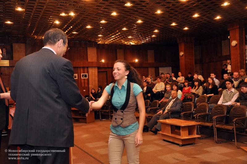 14.05.10 Вручение свидетельств о присуждении студенческих грантов по итогам Дней студенческой науки, фотография: В. Кравченко