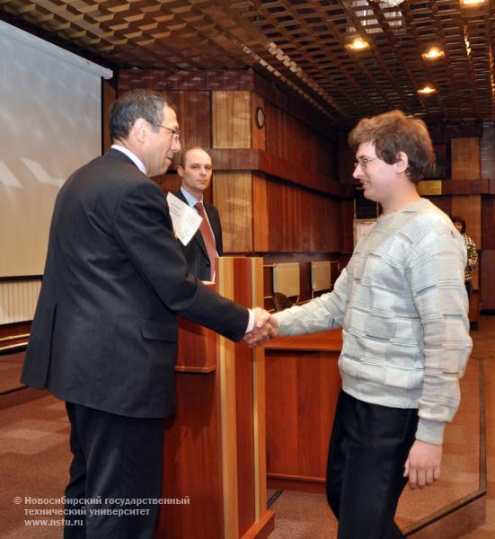 14.05.10 Вручение свидетельств о присуждении студенческих грантов по итогам Дней студенческой науки, фотография: В. Кравченко