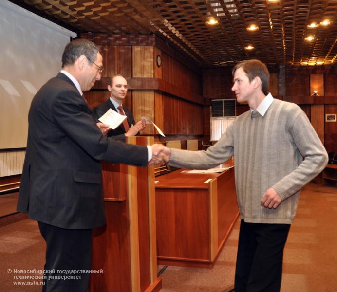 14.05.10 Вручение свидетельств о присуждении студенческих грантов по итогам Дней студенческой науки, фотография: В. Кравченко