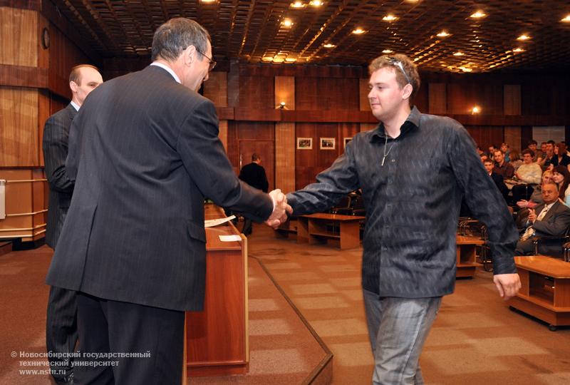 14.05.10 Вручение свидетельств о присуждении студенческих грантов по итогам Дней студенческой науки, фотография: В. Кравченко