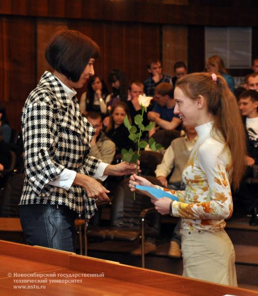 14.05.10 Вручение свидетельств о присуждении студенческих грантов по итогам Дней студенческой науки, фотография: В. Кравченко