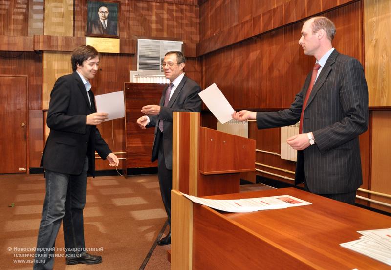 14.05.10 Вручение свидетельств о присуждении студенческих грантов по итогам Дней студенческой науки, фотография: В. Кравченко