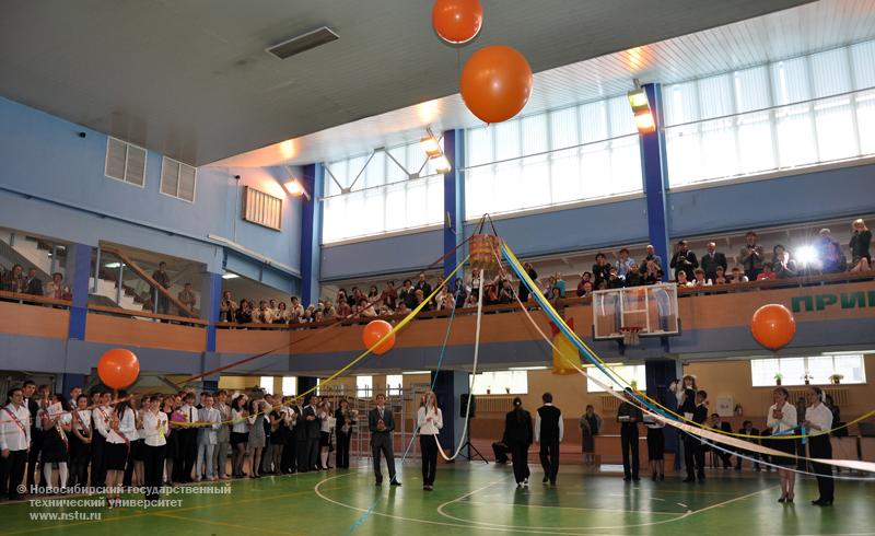 25.05.10 В Инженерном лицее НГТУ торжественная линейка, посвященная окончанию учебного года, фотография: В. Кравченко