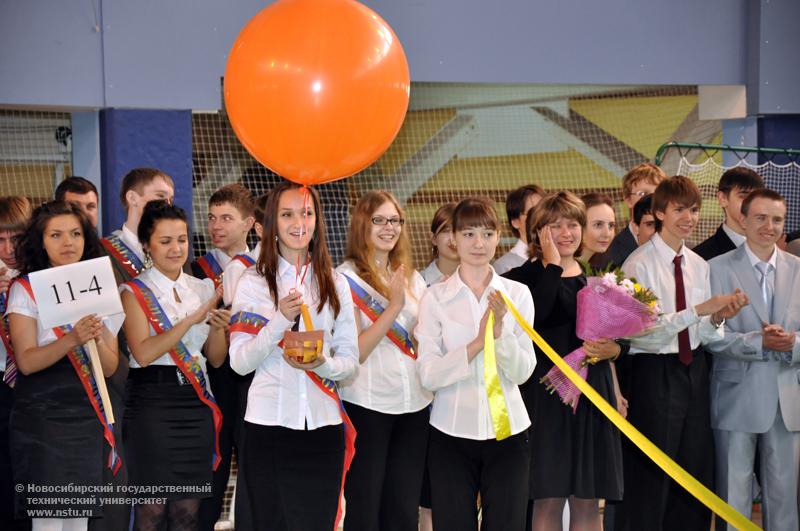 25.05.10 В Инженерном лицее НГТУ торжественная линейка, посвященная окончанию учебного года, фотография: В. Кравченко