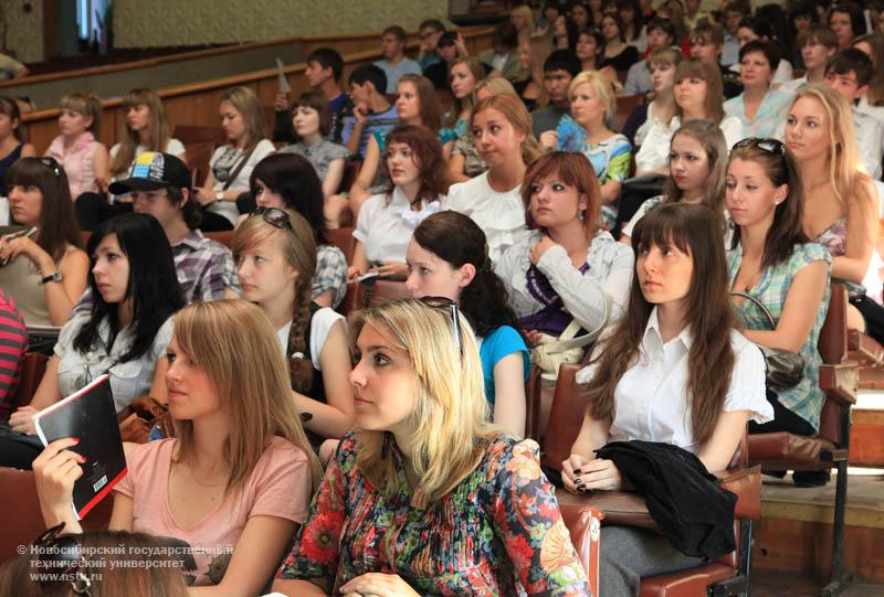 01.09.10 «Первый день новой жизни» для студентов—первокурсников НГТУ, фотография: В. Невидимов