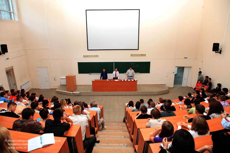01.09.10 1 сентября собрание студентов 1 курса механико -технологическиого факультета (МТФ), фотография: В. Невидимов