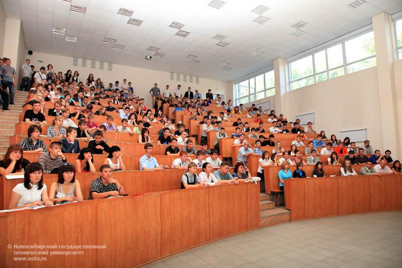 01.09.10 1 сентября собрание студентов 1 курса механико -технологическиого факультета (МТФ), фотография: В. Невидимов