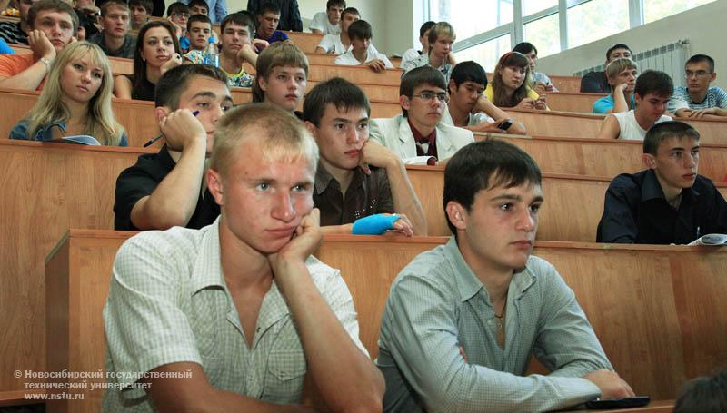 01.09.10 1 сентября собрание студентов 1 курса механико -технологическиого факультета (МТФ), фотография: В. Невидимов