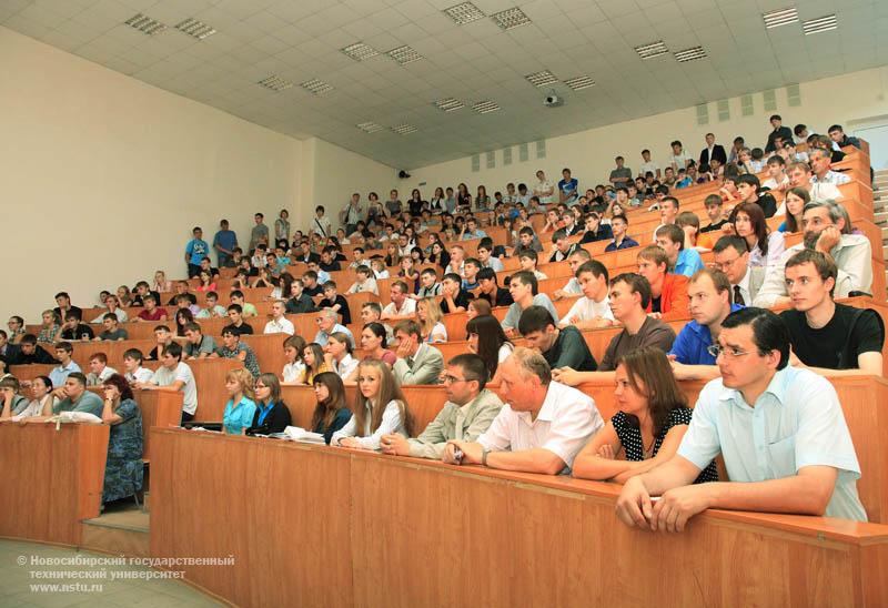 01.09.10 1 сентября собрание студентов 1 курса механико -технологическиого факультета (МТФ), фотография: В. Невидимов