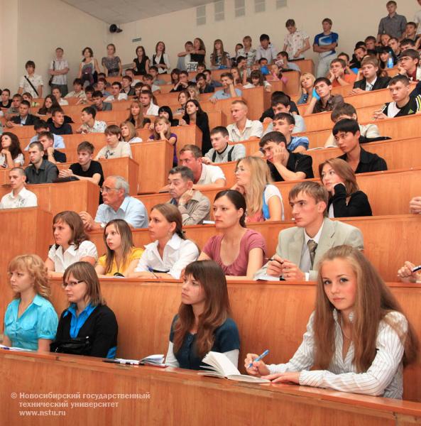 01.09.10 1 сентября собрание студентов 1 курса механико -технологическиого факультета (МТФ), фотография: В. Невидимов