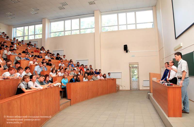 01.09.10 1 сентября собрание студентов 1 курса механико -технологическиого факультета (МТФ), фотография: В. Невидимов