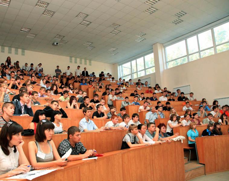01.09.10 1 сентября собрание студентов 1 курса механико -технологическиого факультета (МТФ), фотография: В. Невидимов