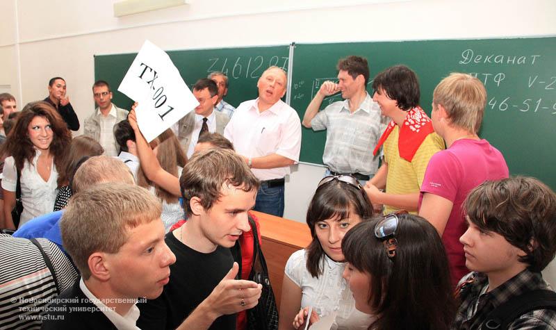 01.09.10 1 сентября собрание студентов 1 курса механико -технологическиого факультета (МТФ), фотография: В. Невидимов