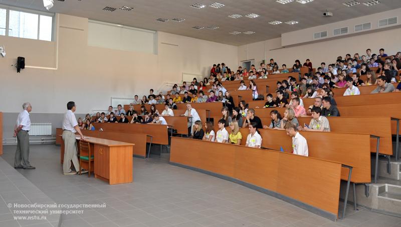 01.09.10     1 сентября собрание студентов 1 курса факультета радиотехники и электроники (РЭФ), фотография: В. Кравченко