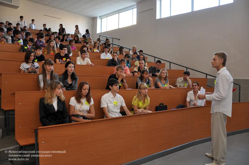 01.09.10 1 сентября собрание студентов 1 курса факультета радиотехники и электроники (РЭФ), фотография: В. Кравченко