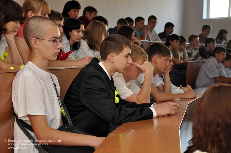 01.09.10 1 сентября собрание студентов 1 курса факультета радиотехники и электроники (РЭФ), фотография: В. Кравченко