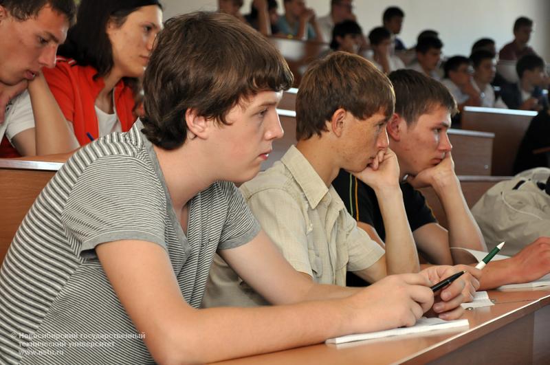 01.09.10 1 сентября собрание студентов 1 курса факультета радиотехники и электроники (РЭФ), фотография: В. Кравченко