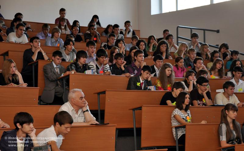 01.09.10 1 сентября собрание студентов 1 курса факультета радиотехники и электроники (РЭФ), фотография: В. Кравченко