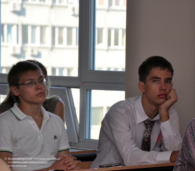 01.09.10 1 сентября собрание студентов 1 курса факультета бизнеса (ФБ), фотография: В. Кравченко