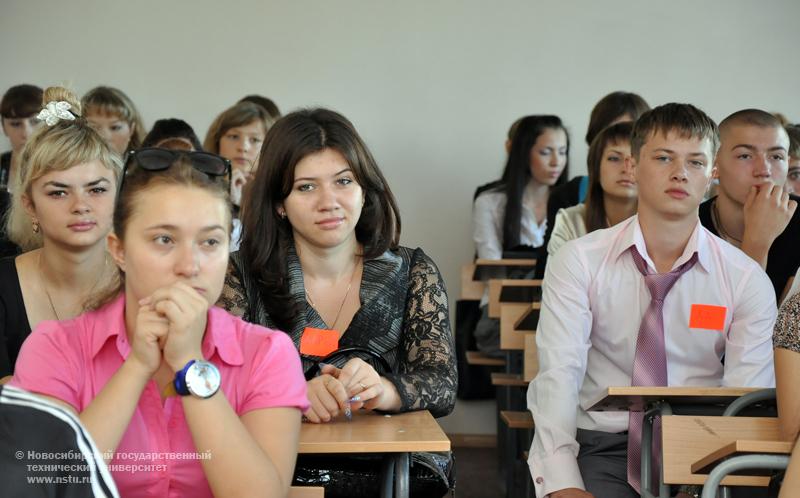 01.09.10 1 сентября собрание студентов 1 курса факультета бизнеса (ФБ), фотография: В. Кравченко