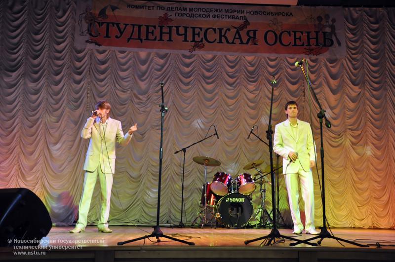 02.11.10 2 ноября в НГТУ пройдет городской фестиваль самодеятельного творчества «Студенческая осень-2010», фотография: В. Кравченко