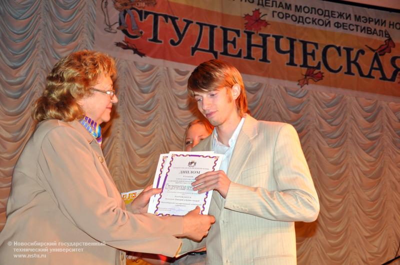 02.11.10 2 ноября в НГТУ пройдет городской фестиваль самодеятельного творчества «Студенческая осень-2010», фотография: В. Кравченко