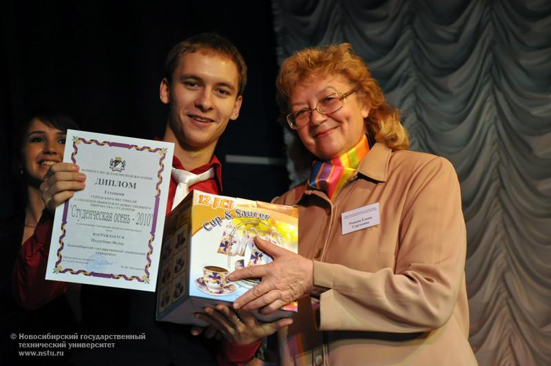 02.11.10 2 ноября в НГТУ пройдет городской фестиваль самодеятельного творчества «Студенческая осень-2010», фотография: В. Кравченко