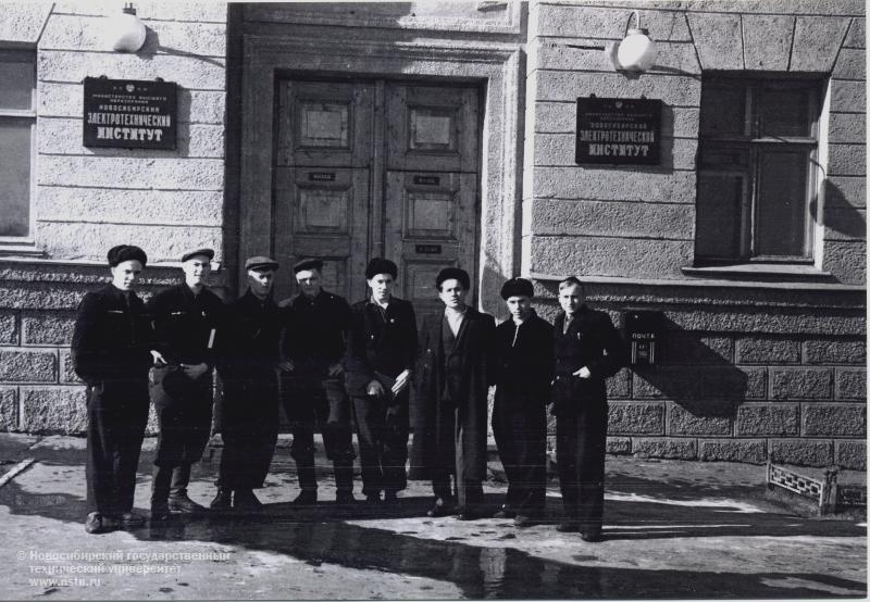 Первые студенты НЭТИ-НГТУ. Перед 1 общежитием - первым зданием НЭТИ