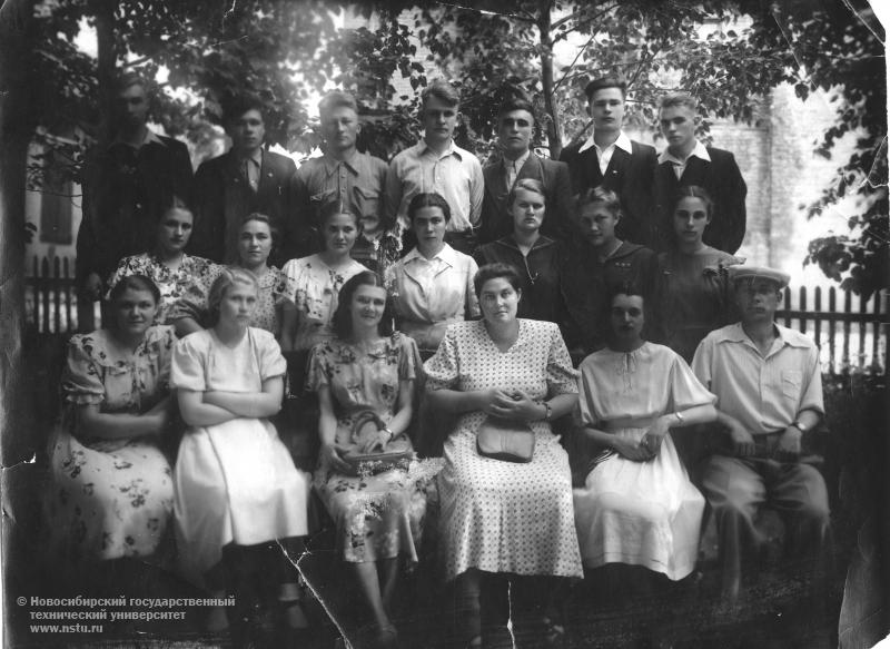 Первые студенты НЭТИ-НГТУ.1953-54 1 курс 131 группа