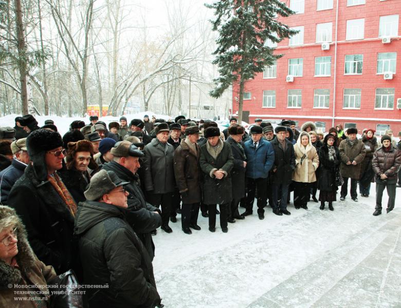 17.12.10 Открытие барельефа ректора НЭТИ Г. П. Лыщинского и портретной галереи основателей университета, фотография: В. Невидимов