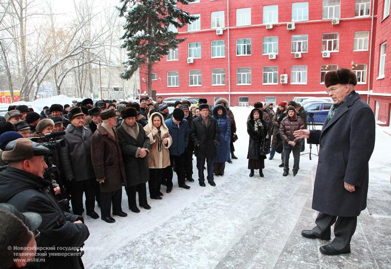 17.12.10     Открытие барельефа ректора НЭТИ Г. П. Лыщинского и портретной галереи основателей университета, фотография: В. Невидимов