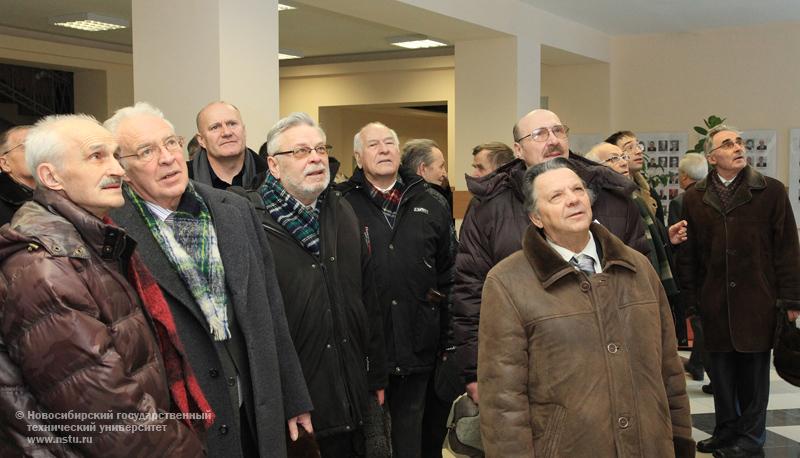 17.12.10 Открытие барельефа ректора НЭТИ Г. П. Лыщинского и портретной галереи основателей университета, фотография: В. Невидимов