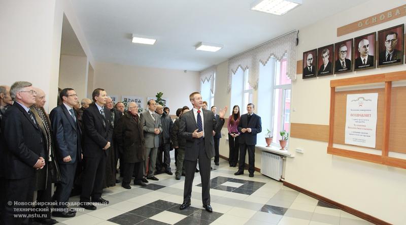 17.12.10 Открытие барельефа ректора НЭТИ Г. П. Лыщинского и портретной галереи основателей университета, фотография: В. Невидимов