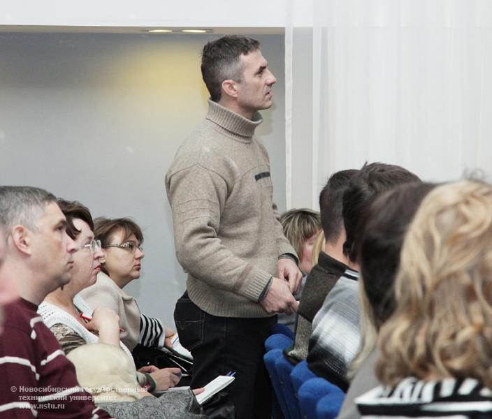 22.01.11 Встреча родителей учащихся 11-х классов с проректором по научной работе и деканами факультетов. Декан ФТФ А.К. Дмитриев, фотография: В. Невидимов