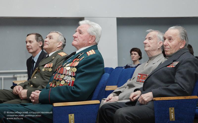 22.02.11     Концерт, посвященный Дню защитника Отечества.  Студент 5 курса РЭФ М. Перевалов, фотография: В. Невидимов