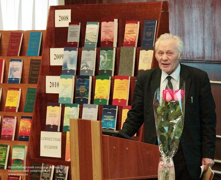 25.03.11 В НГТУ отметили 10-летний юбилей серии «Учебники НГТУ», фотография: В. Невидимов