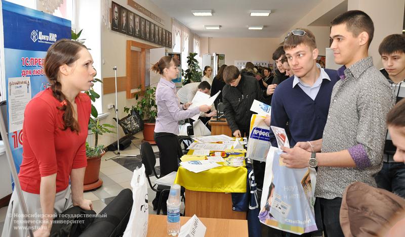 26.03.11 Ярмарка вакансий-2011 в НГТУ, фотография: В. Невидимов