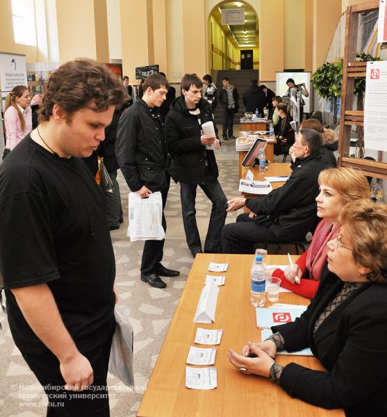 26.03.11 Ярмарка вакансий-2011 в НГТУ, фотография: В. Невидимов