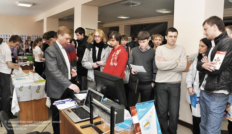 26.03.11 Ярмарка вакансий-2011 в НГТУ, фотография: В. Невидимов