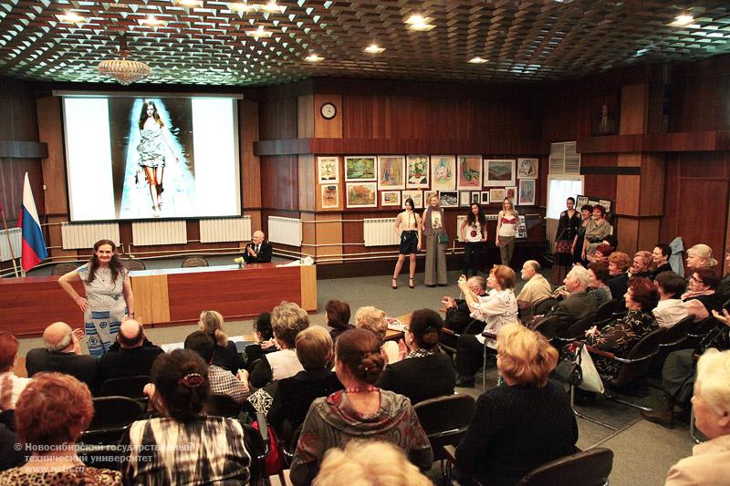 29.04.11 Выпускной на Народном факультете в НГТУ, фотография: В. Невидимов