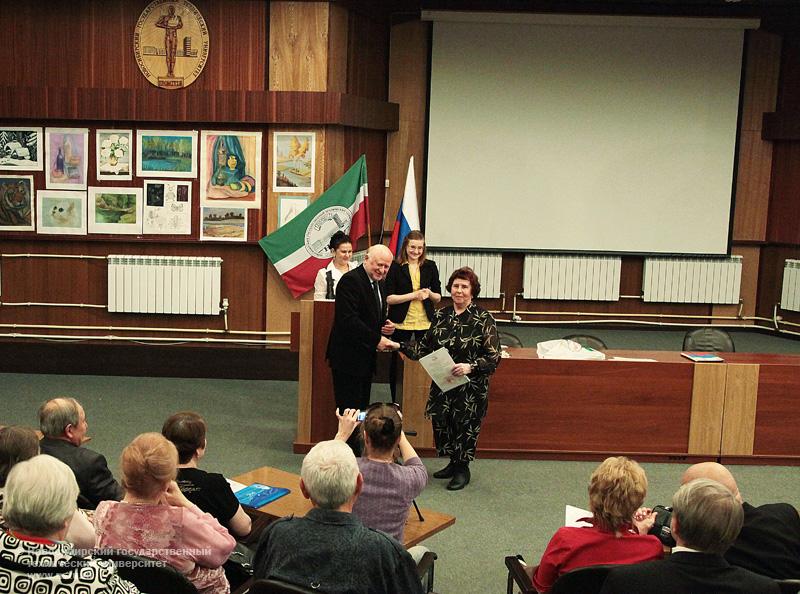 29.04.11 Выпускной на Народном факультете в НГТУ, фотография: В. Невидимов