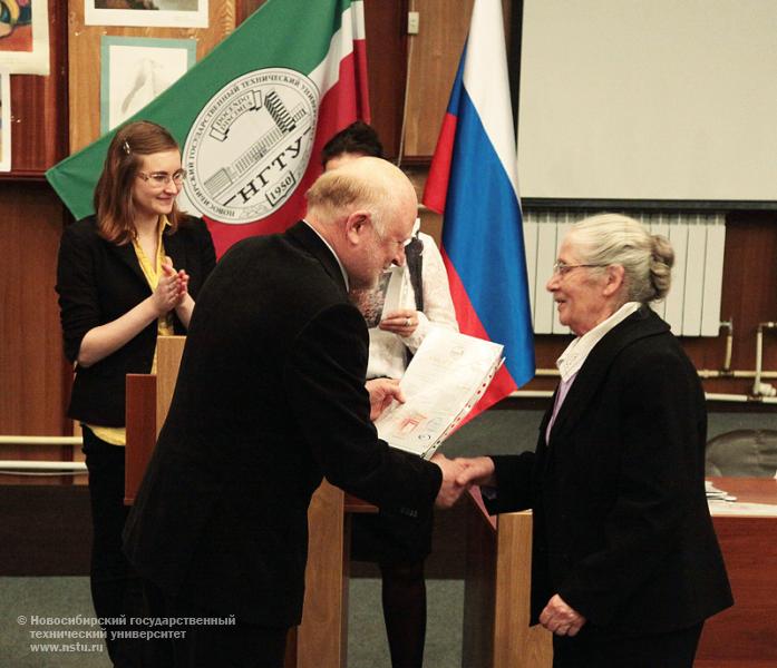 29.04.11 Выпускной на Народном факультете в НГТУ, фотография: В. Невидимов