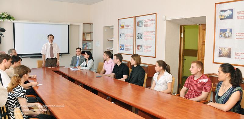 02.06.11 Студенты, магистранты и аспиранты НГТУ получили стипендии компании Шлюмберже, фотография: В. Невидимов
