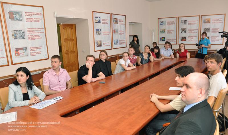 02.06.11 Студенты, магистранты и аспиранты НГТУ получили стипендии компании Шлюмберже, фотография: В. Невидимов