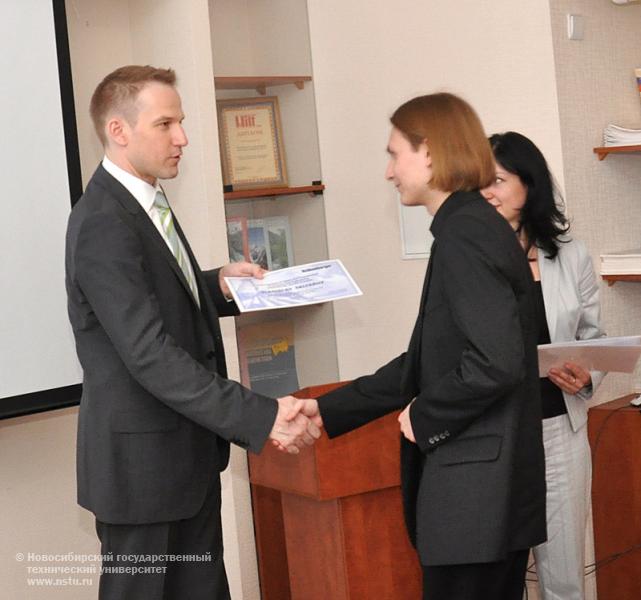 02.06.11 Студенты, магистранты и аспиранты НГТУ получили стипендии компании Шлюмберже, фотография: В. Невидимов