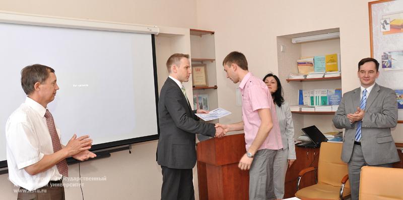 02.06.11 Студенты, магистранты и аспиранты НГТУ получили стипендии компании Шлюмберже, фотография: В. Невидимов
