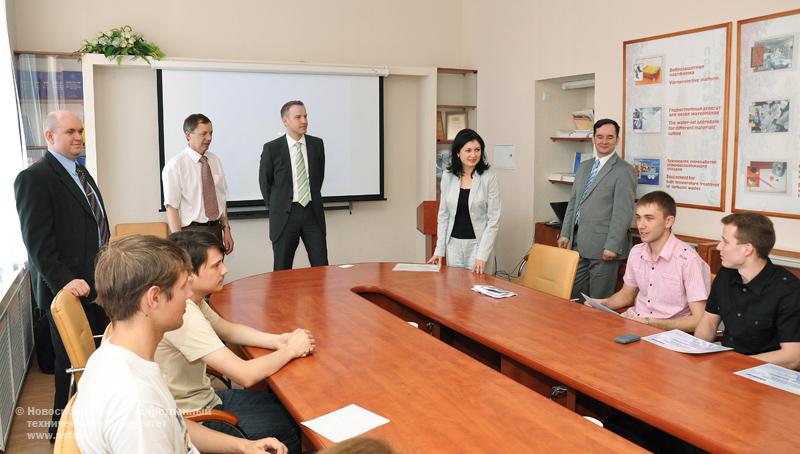 02.06.11 Студенты, магистранты и аспиранты НГТУ получили стипендии компании Шлюмберже, фотография: В. Невидимов