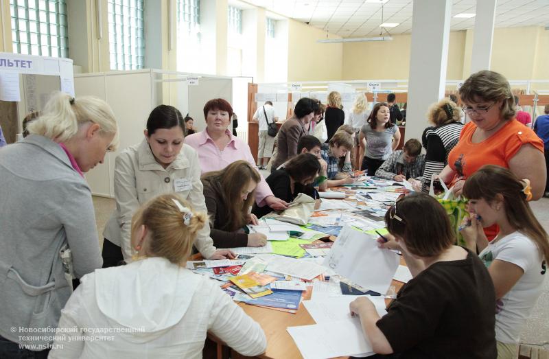 11.07.11 В НГТУ продолжается приемная кампания , фотография: В. Невидимов